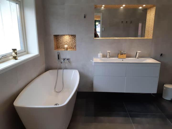 Lyxigt Rum Med Eget/Badrum Med Spa Kaensla Jonkoping Exterior photo
